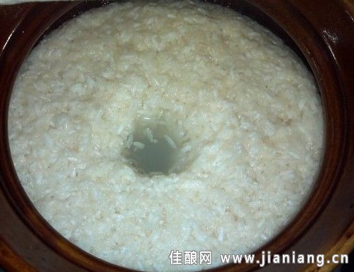 在一些菜肴的制作上糯米酒还常被作为重要的调味料