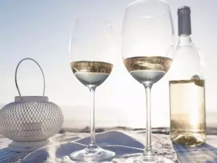 白葡萄酒的颜色可以帮你了解这款酒的酒体,风味和酿酒工艺.